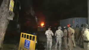Read more about the article Watch: Violent clashes erupt in Nagpur, vehicles torched; cops deployed