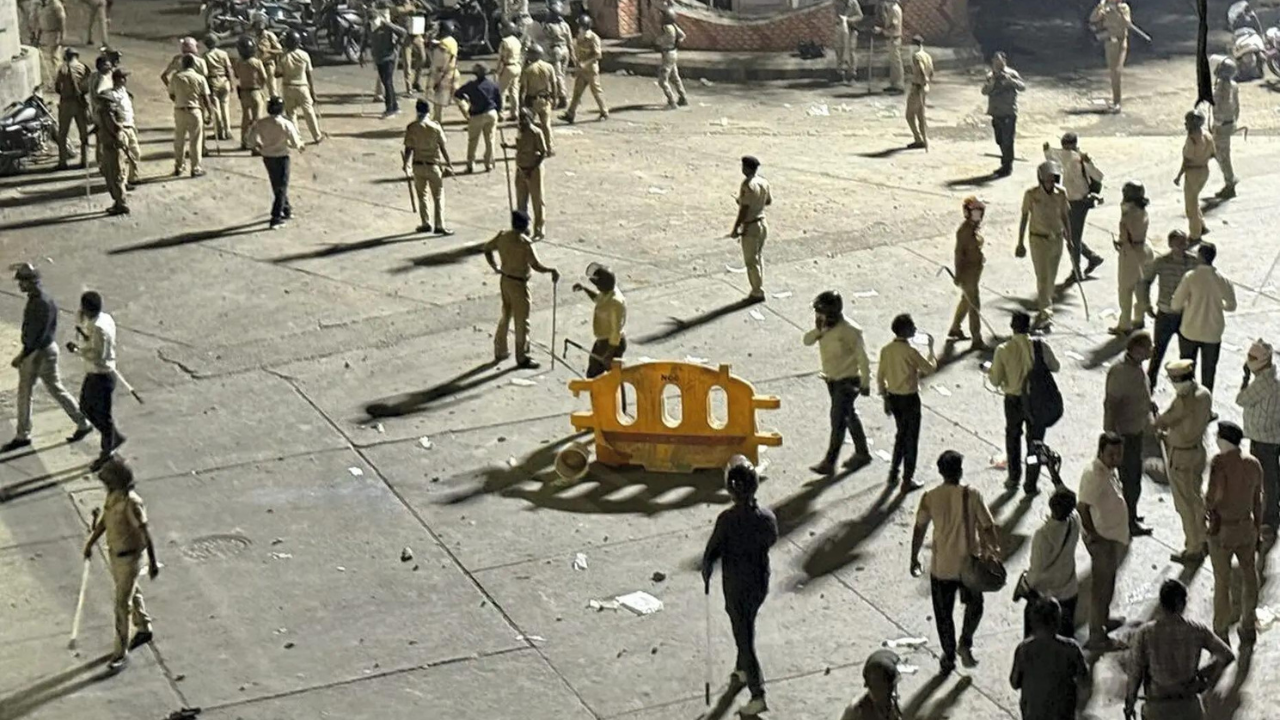 You are currently viewing Section 144 imposed, politicians call for peace after violence erupts in Nagpur: Top developments