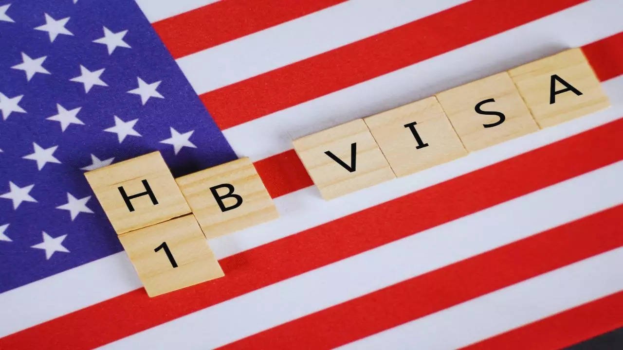 You are currently viewing Avoid travel outside US, immigration attorneys tell H-1B, F-1 visa holders