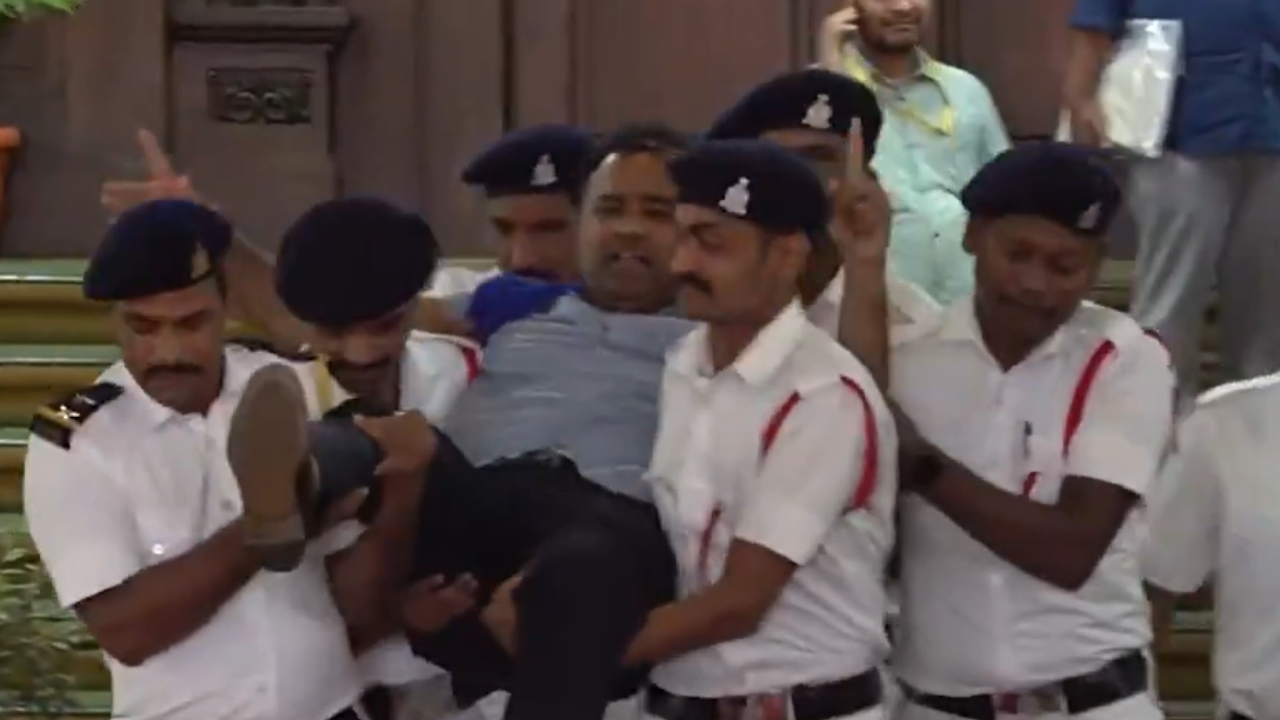 You are currently viewing Watch: 18 suspended BJP MLAs carried out of Karnataka assembly