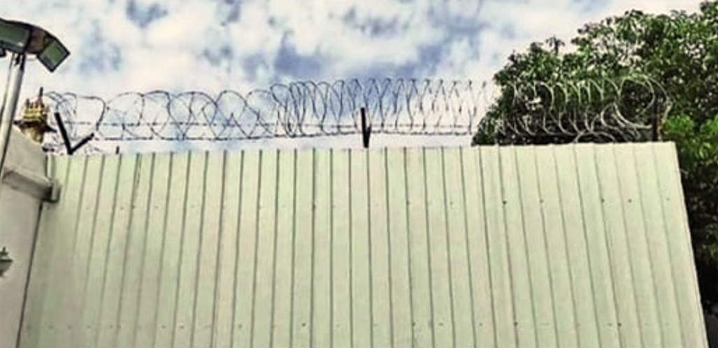 You are currently viewing After metal fence, ASI installs barbed wire at Aurangzeb’s tomb amid ‘kar seva’ threats