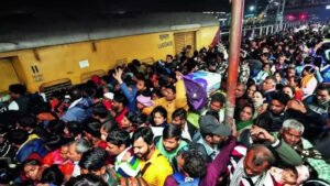 Read more about the article Heavy rush at New Delhi Railway Station; crowd-control measures avert tragedy