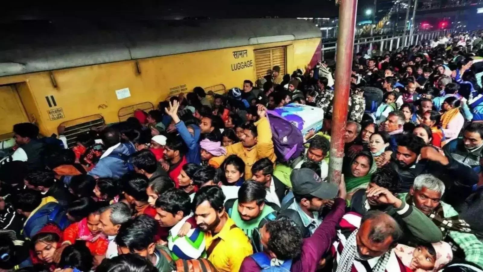 You are currently viewing Heavy rush at New Delhi Railway Station; crowd-control measures avert tragedy