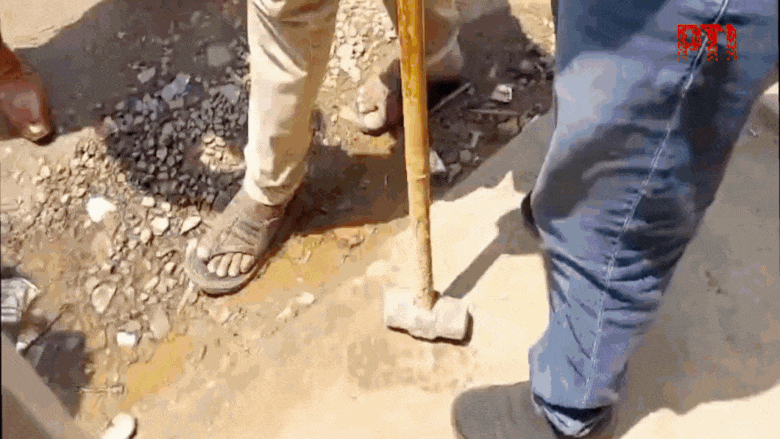 You are currently viewing Kunal Kamra row: BMC arrives at Habitat studio with hammers – Watch