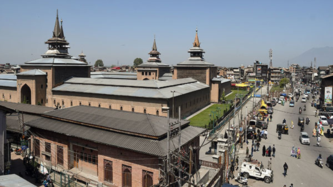 You are currently viewing Authorities bar night-long prayers at Srinagar’s Jamia Masjid
