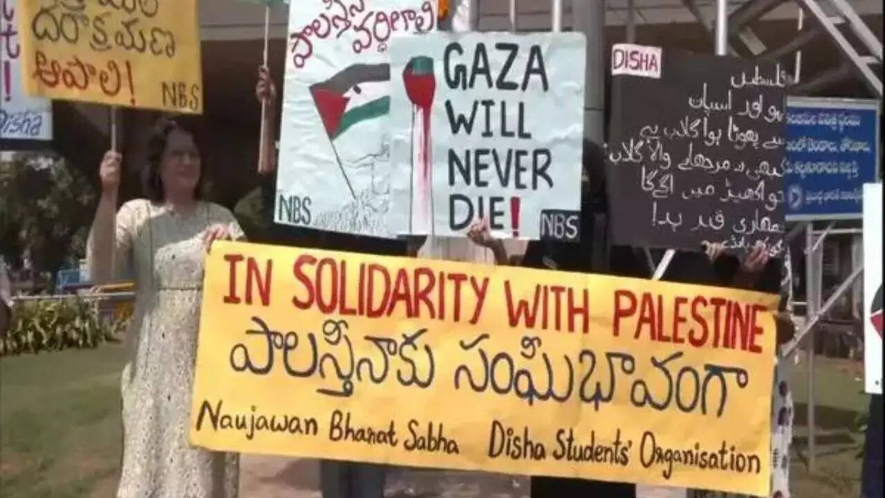 You are currently viewing Kashmir marches for Palestine, police invoke UAPA for raising Hezbollah flags & slogans