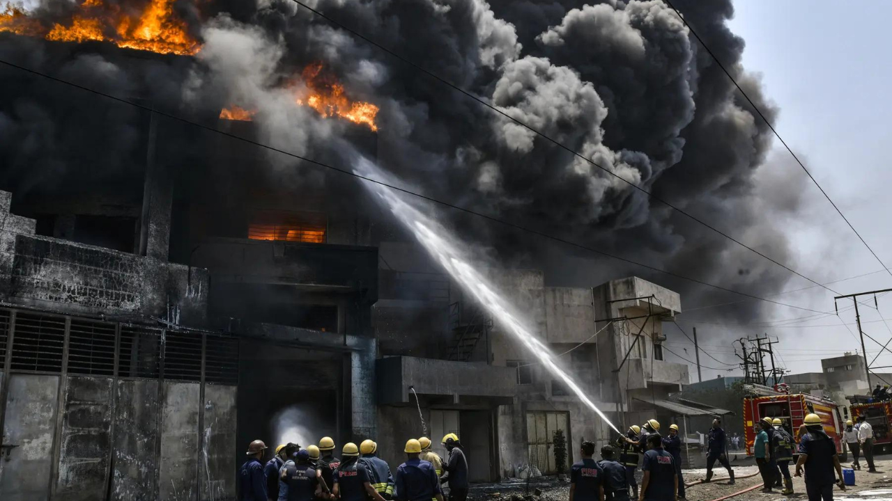 You are currently viewing 21 die as blast flattens Gujarat firecracker godown