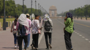 Read more about the article Delhi faces first heatwave of 2025: Temperatures soar above 40° C