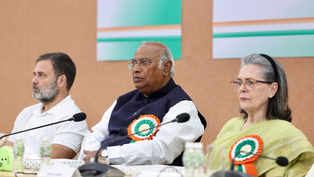 You are currently viewing Congress chalks out future roadmap at CWC meet in Ahmedabad: Key points