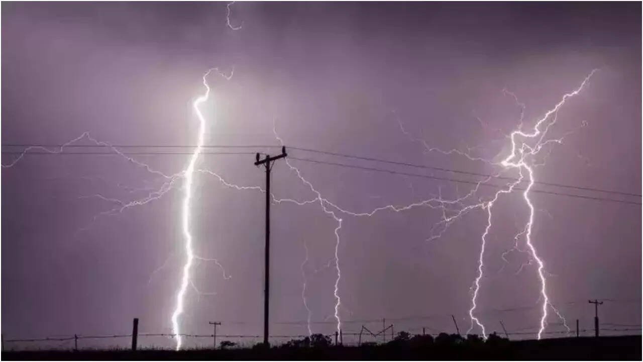 You are currently viewing Lightning strikes kill 13 in four districts of Bihar, CM announces Rs 4 lakh compensation