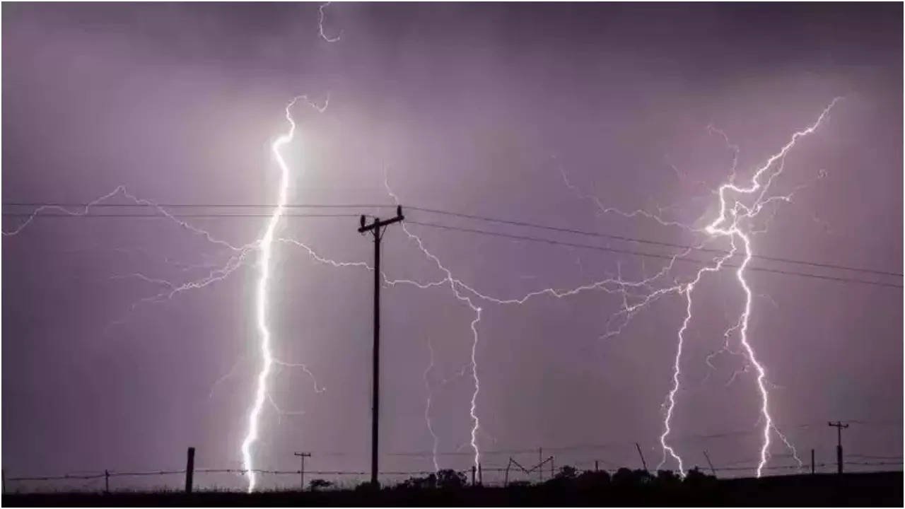 You are currently viewing Lightning strikes kill 25 people in Bihar, CM announces 4 lakh ex-gratia for victims