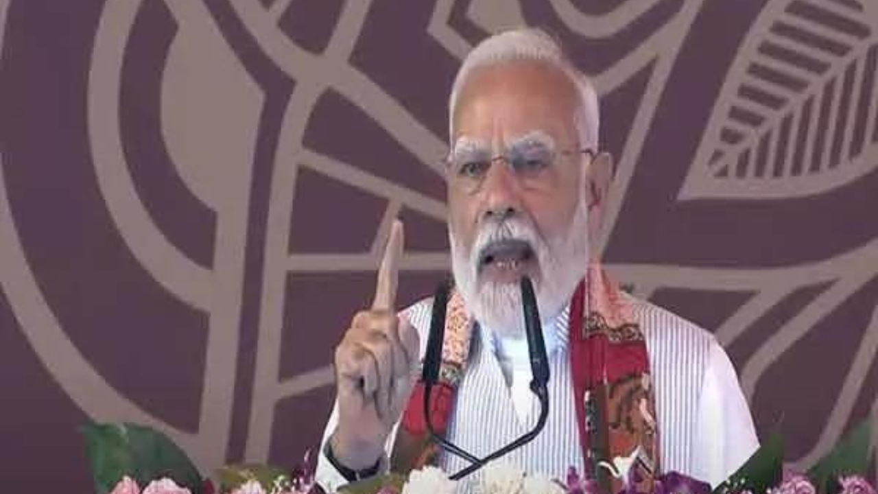 You are currently viewing ‘Parivar ka saath, parivar ka vikas’: PM Modi’s dig at opposition in Varanasi