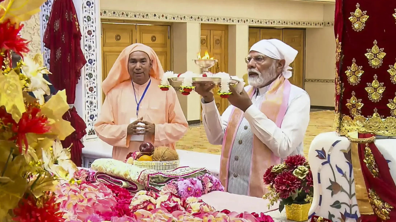 You are currently viewing PM Modi offers prayers at Guruji Maharaj Temple in Madhya Pradesh