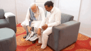 Read more about the article Watch: PM Modi fulfils 14-year vow of barefoot admirer, makes him wear shoes