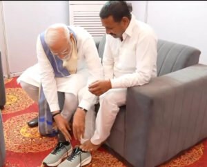 Read more about the article PM Modi meets devoted follower who took a 14-year vow without footwear