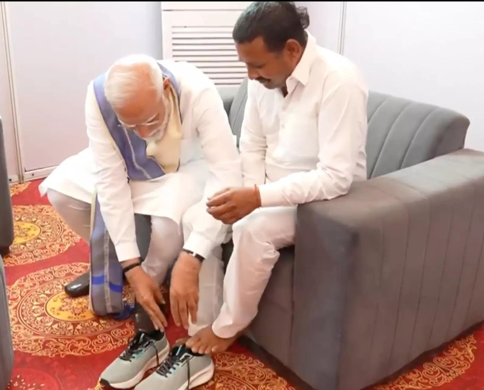 You are currently viewing PM Modi meets devoted follower who took a 14-year vow without footwear