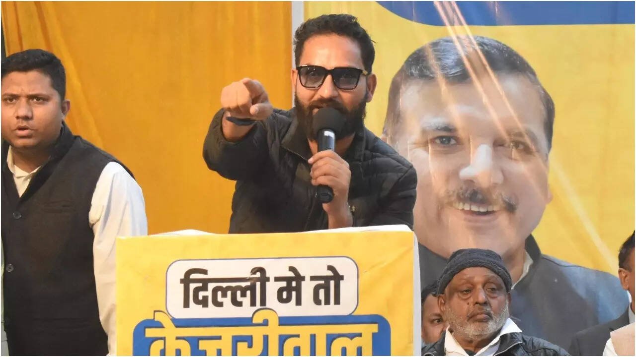 You are currently viewing AAP eyes Kashmir debut, to contest Budgam seat vacated by CM