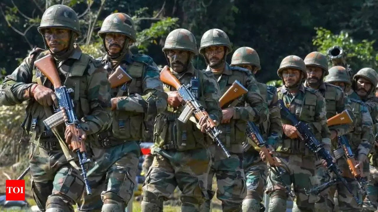 You are currently viewing Encounters exposed infiltration route, hunt on for fugitive terrorists: Kathua SSP