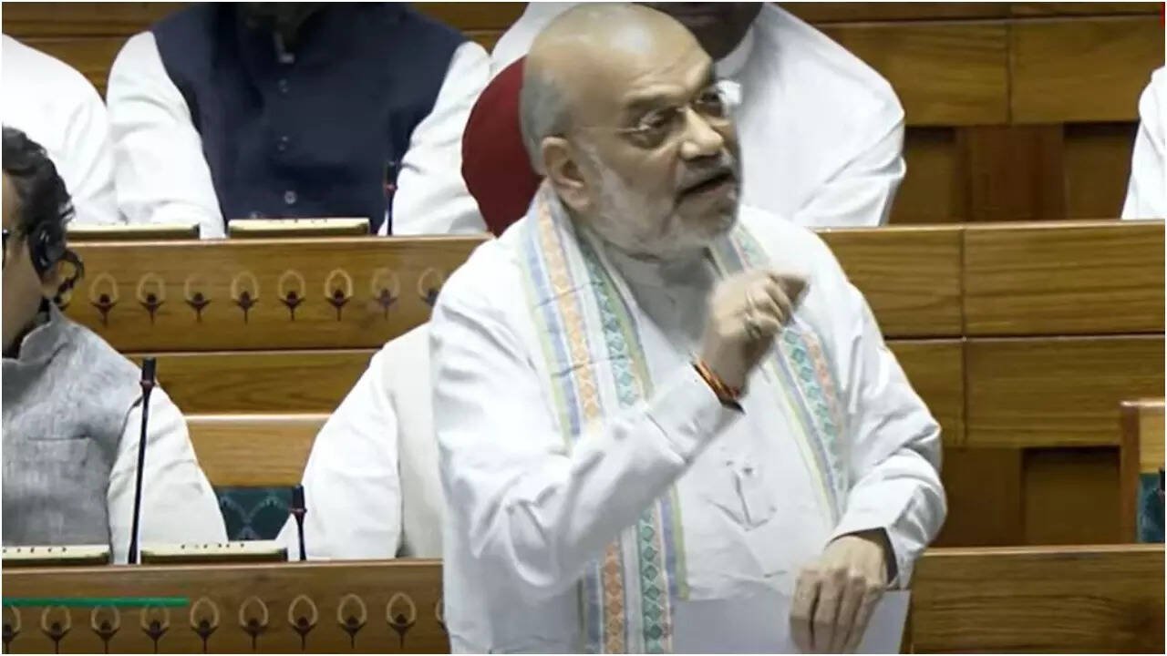 You are currently viewing CRPF backbone of mission to eliminate Naxalism by March next year, says Shah