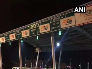 Read more about the article No nationwide rollout of satellite tolling from May 1, FASTag-based toll collection to continue: Government