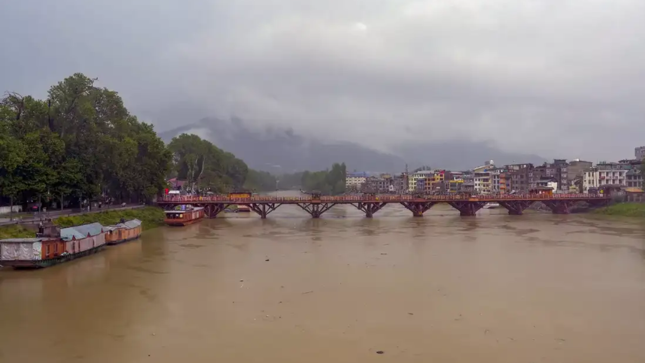 You are currently viewing India’s sudden Jhelum water release sparks panic in PoK