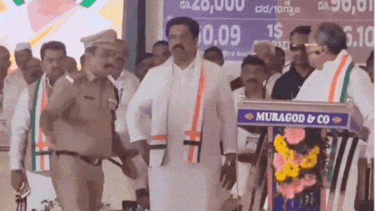 You are currently viewing CM Siddaramaiah makes slapping gesture at police officer after losing cool over disruption in rally