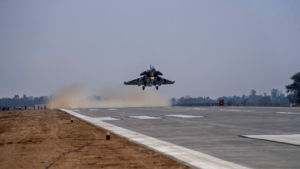 Read more about the article IAF demonstrates aerial prowess on Ganga e-way airstrip
