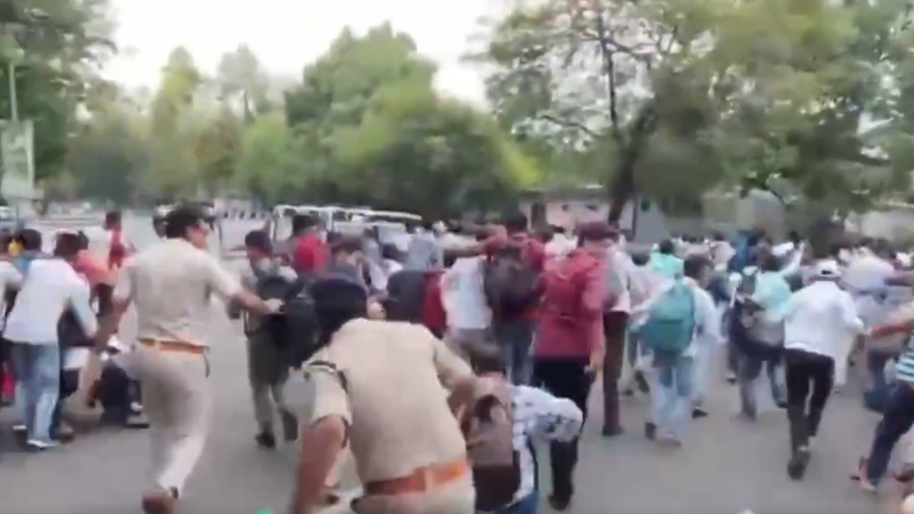 You are currently viewing Watch: BPSC aspirants lathi-charged outside Bihar CM Nitish Kumar’s home in Patna