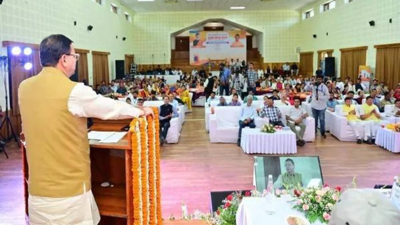 You are currently viewing CM Dhami meets Yuvak, Mahila Mangal Dal representatives; announce incentives
