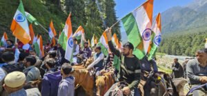 Read more about the article BJP takes Tiranga rally to Pahalgam, thousands march in Srinagar