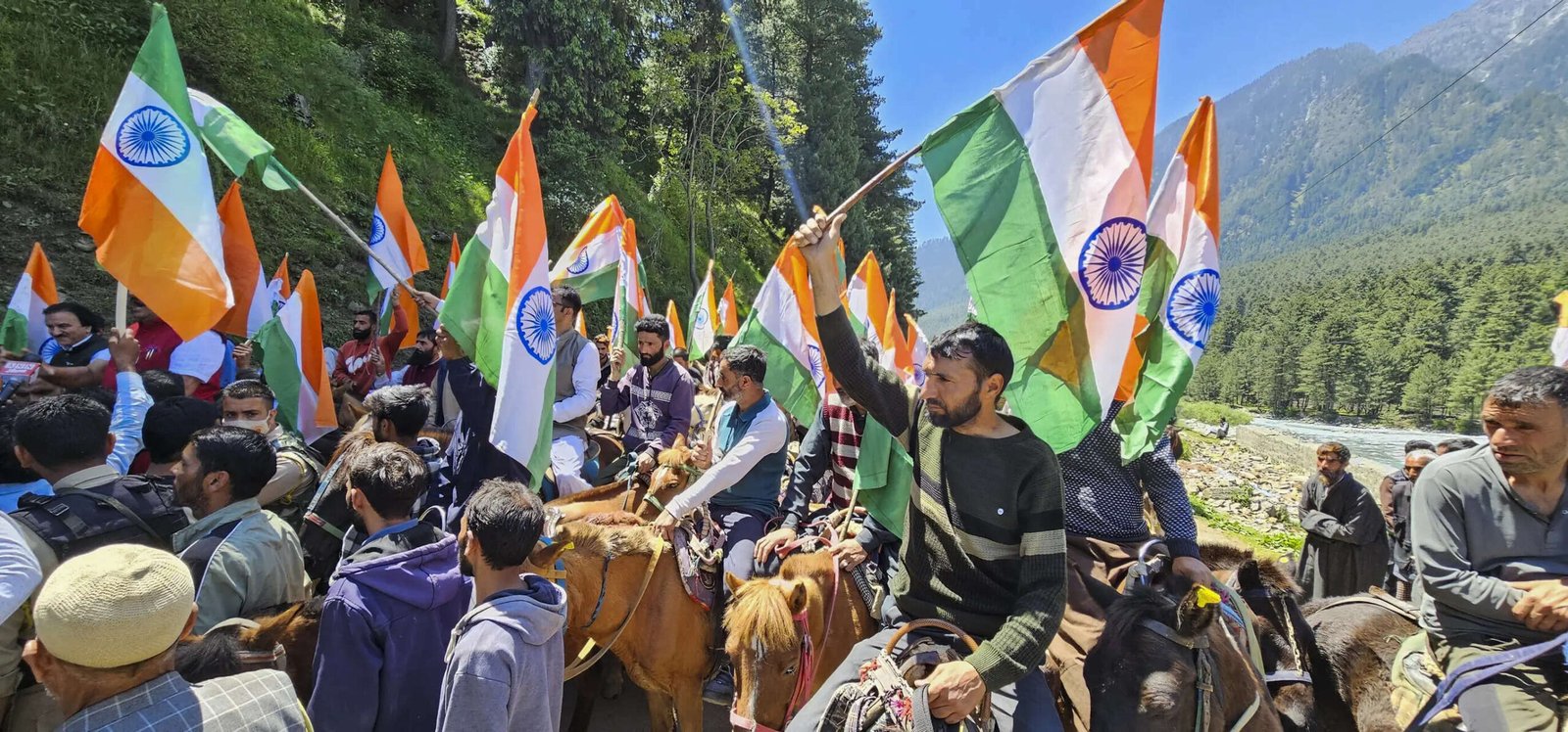 You are currently viewing BJP takes Tiranga rally to Pahalgam, thousands march in Srinagar