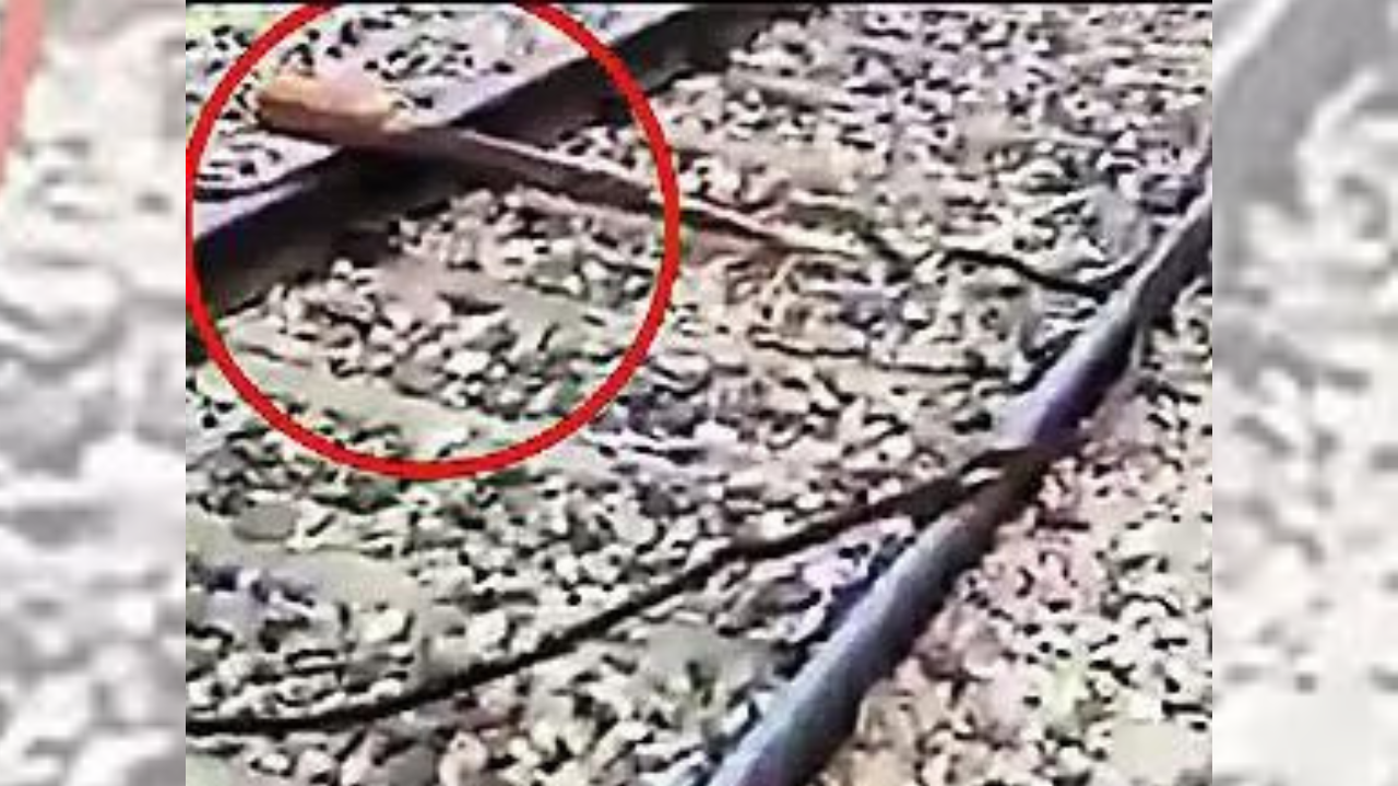 You are currently viewing Alert loco pilots foil bid to derail Rajdhani, Kathgodam Express trains