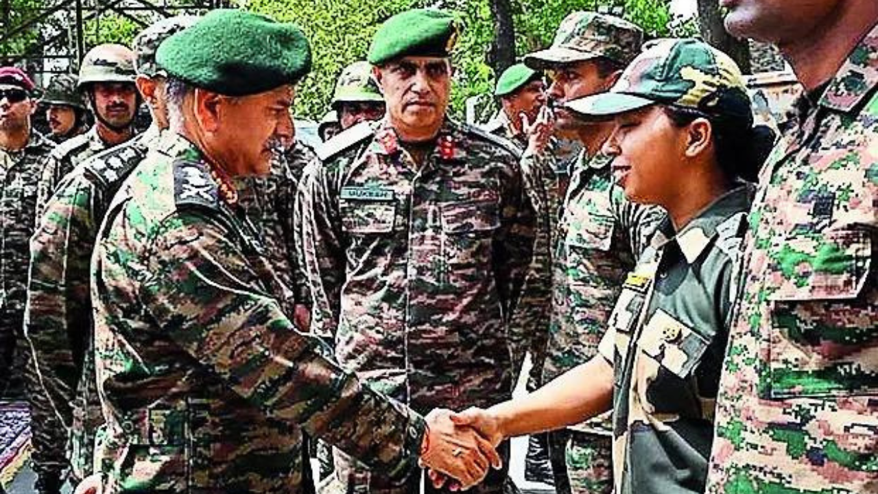 You are currently viewing Army chief reviews Akhnoor preps, lauds Op Sindoor fight