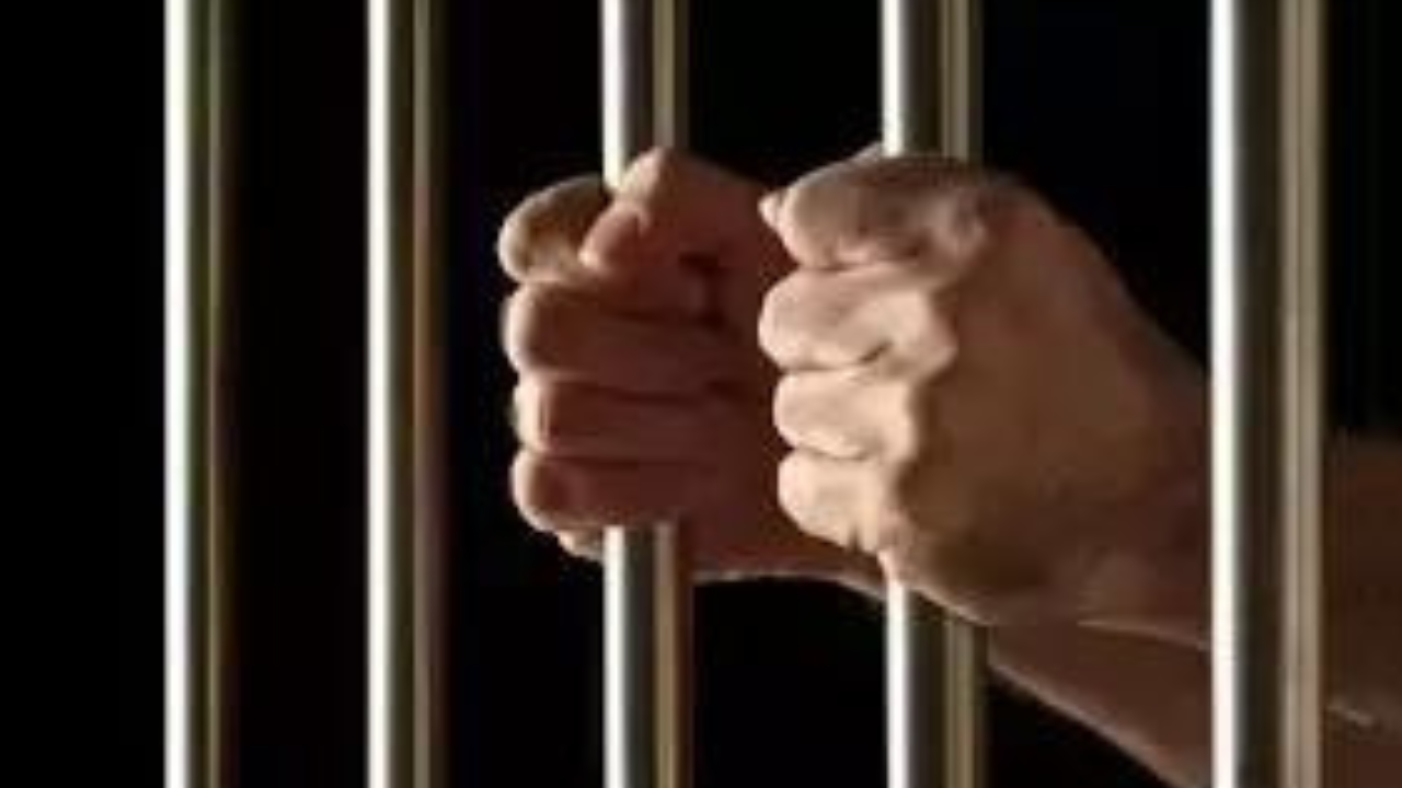 You are currently viewing CBI arrests IRS officer in Rs 25-lakh bribery case