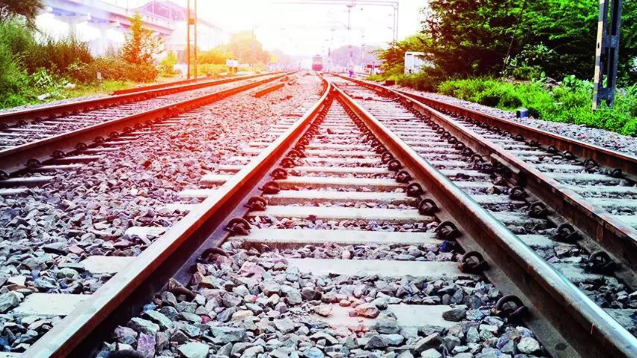 Read more about the article Alert locopilot spots 20-ft-long pipe on tracks in UP, foils derailment bid