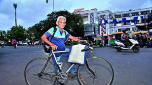 Read more about the article 70-year-old Surat tycoon shunts fleet of cars, pedals 40km daily on 3-decade-old cycle