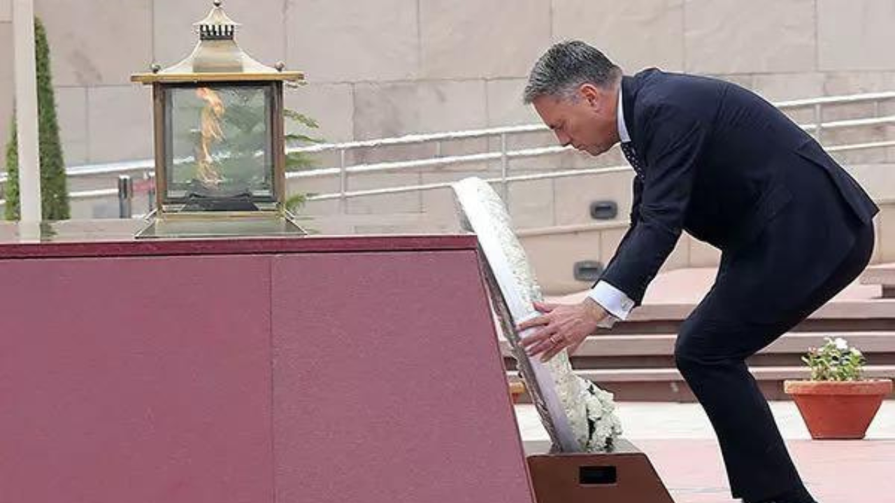 You are currently viewing Australian defence minister Marles lays wreath at National War Memorial