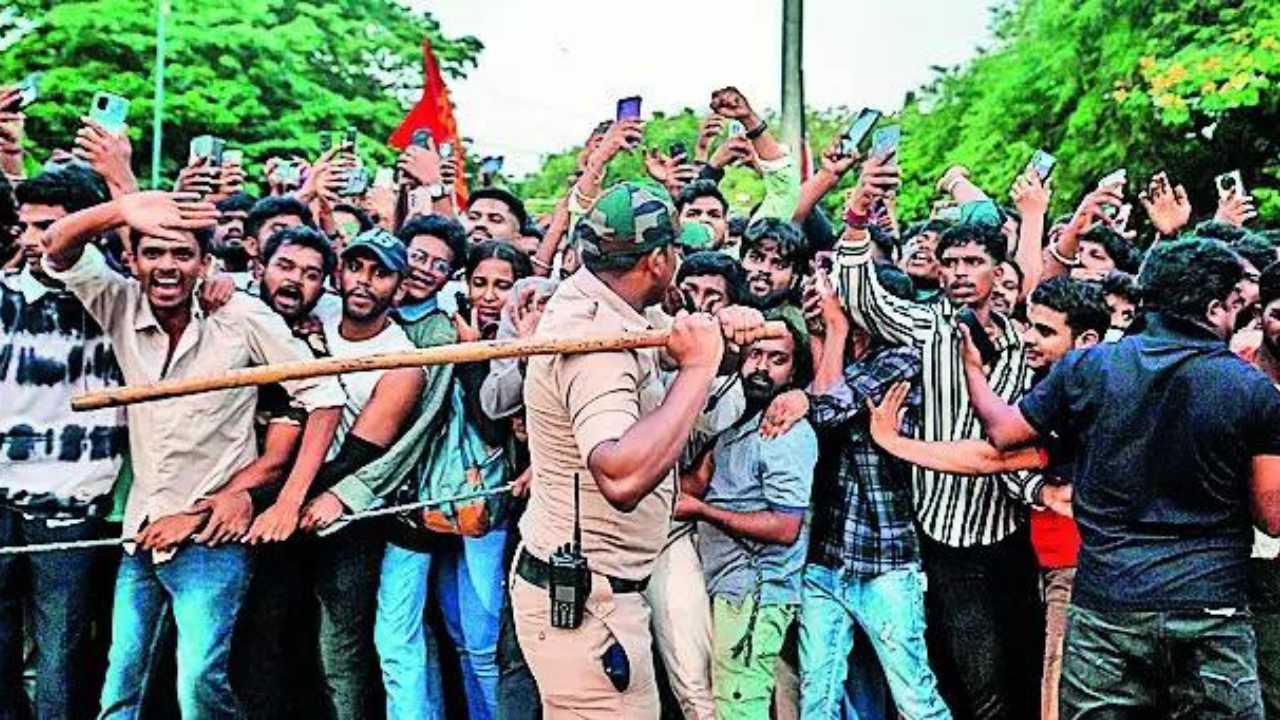 You are currently viewing Bengaluru stampede: Anger erupts against netas & cops for turning joy into grief