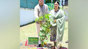 Read more about the article Uttarakhand CM Dhami plants Sita Ashoka sapling under ‘Ek Ped Maa Ke Naam’ campaign at his CMO residence