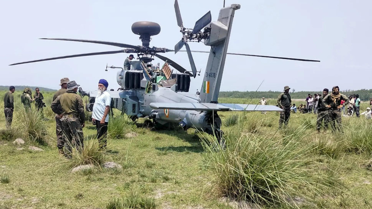 You are currently viewing Apache lands safely after mid-air snag
