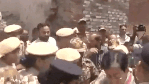 Read more about the article Anti-demolition protest: Delhi police remove former CM Atishi from protest spot, detained – watch video