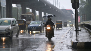 Read more about the article Heavy rains in Mumbai: Red alert for Raigad; trains and flight services hit