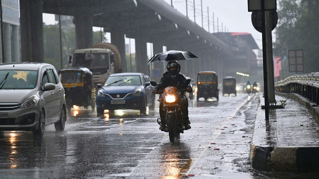 You are currently viewing Heavy rains in Mumbai: Red alert for Raigad; trains and flight services hit