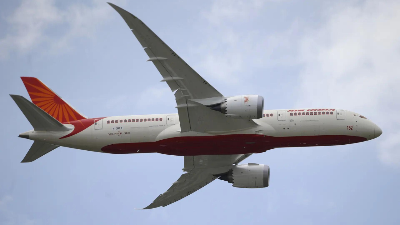 You are currently viewing Technical snag in engine: Air India San Francisco-Mumbai flight halted in Kolkata; passengers deboarded