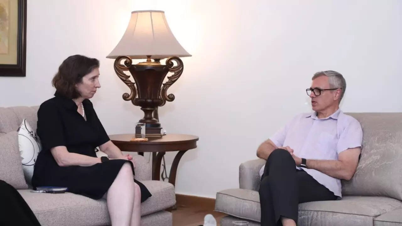 You are currently viewing British high commissioner meets Omar in Delhi,  National Conference terms it courtesy call