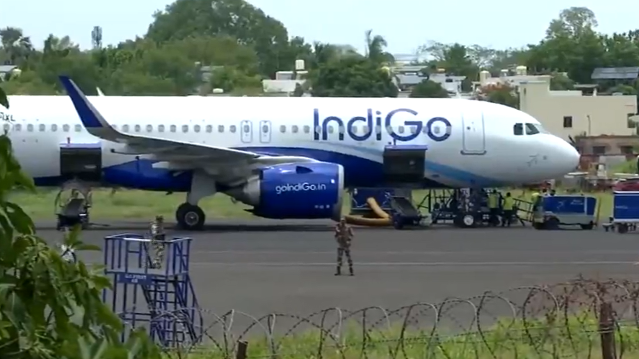 You are currently viewing Indigo plane door gets jammed; former Chhattisgarh CM Bhupesh Baghel, mayor among passengers; flyers stuck for 40 minutes