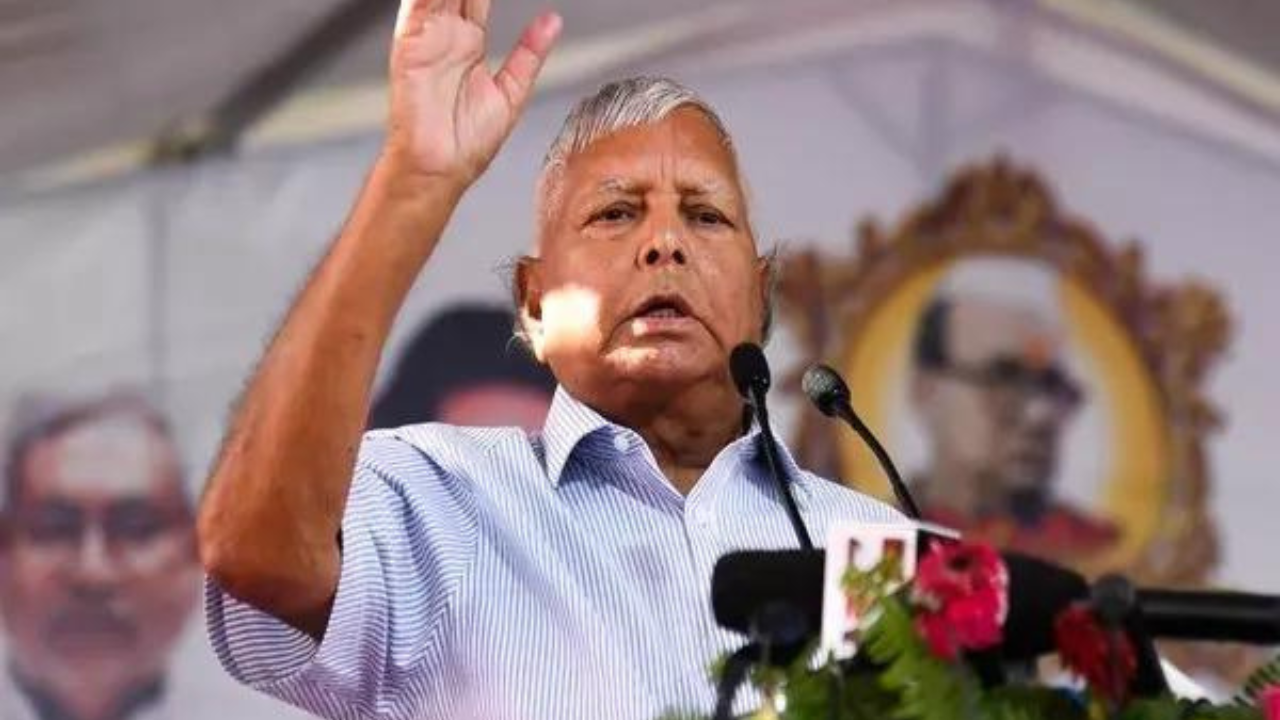 You are currently viewing Bihar polls: Lalu files nomination for 13th term as RJD chief; ‘messiah of poor returns’, says Tejashwi Yadav