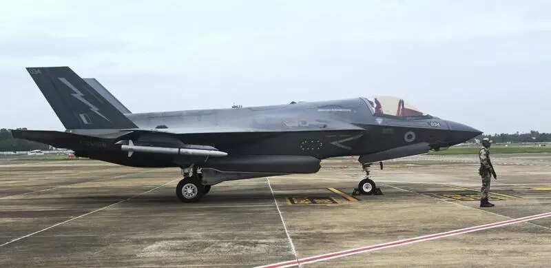 You are currently viewing UK engineers arriving in Kerala to repair stranded F-35B jet