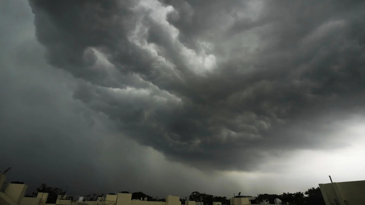 You are currently viewing Monsoon arrives early: Rains reach Delhi, envelop India 9 days in advance; fastest coverage since 2020