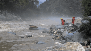 Read more about the article Hills in havoc: Buildings crumble, roads blocked in Himachal Pradesh; Uttarakhand on high alert